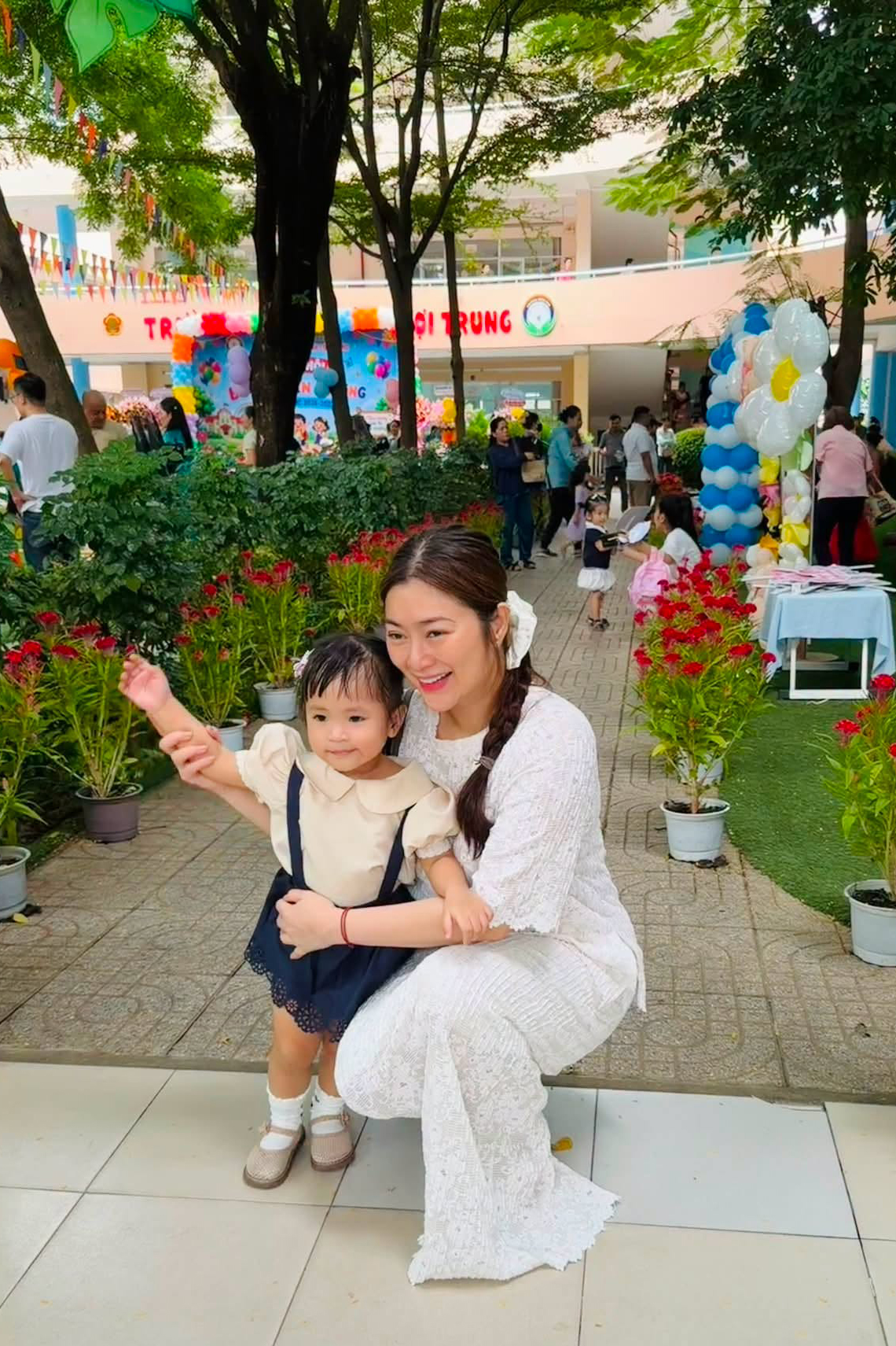 Diễn viên Thanh Trúc háo hức khi lần đầu được dự lễ khai giảng cùng con gái Kỳ Kỳ.img src/upload/3-2026/images/2026-09-05/1788599347-khai-giang-15-7244-8496-8586-width1512height2048.jpg width660 /