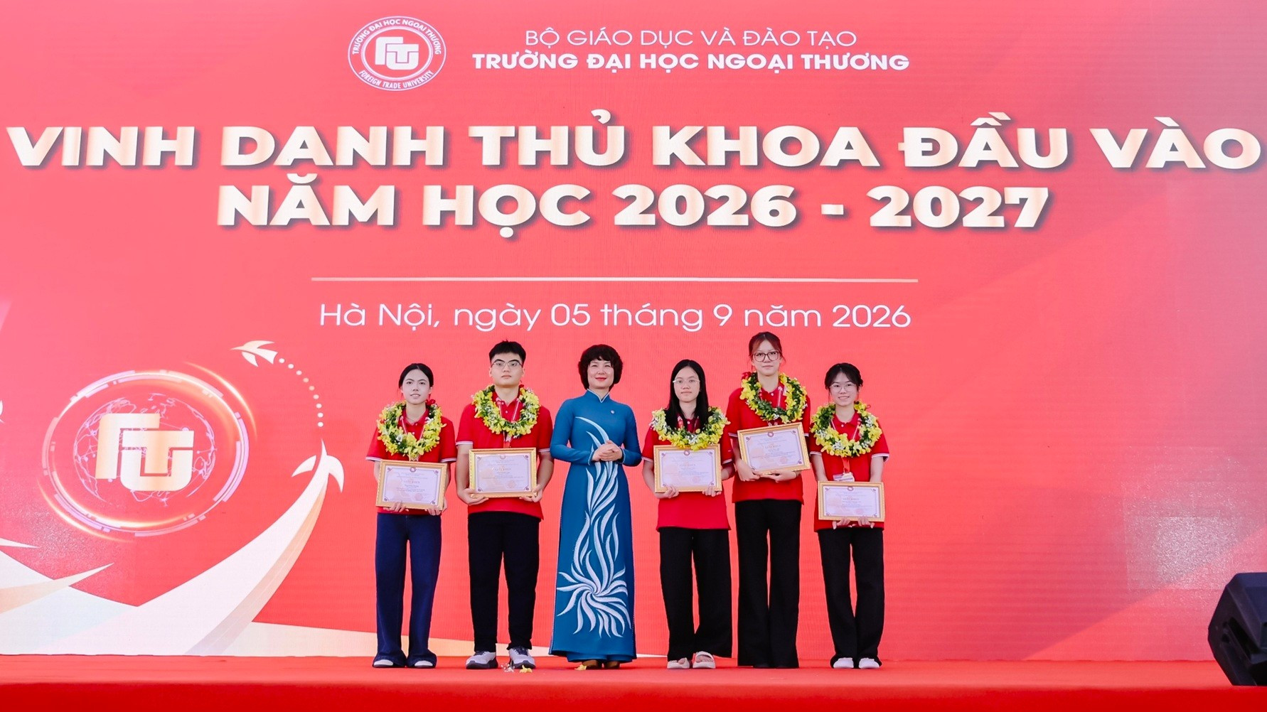 PGS.TS Phạm Thu Hương, Hiệu trưởng Trường ĐH Ngoại thương trao giấy khen cho các thủ khoa đầu vào của trường trong mùa tuyển sinh đại học chính quy năm 2026. 