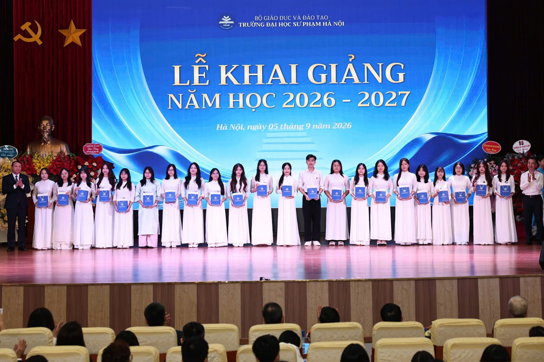 Lãnh đạo Trường ĐH Sư phạm Hà Nội khen thưởng các tân sinh viên có thành tích xuất sắc trong mùa tuyển sinh năm 2026.