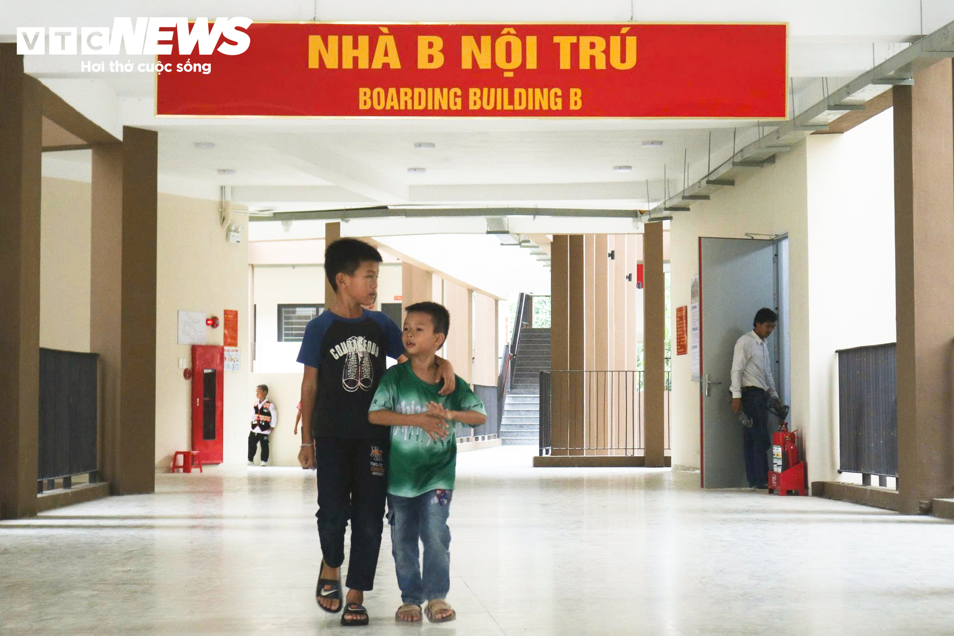 Khác với trường học thông thường, học sinh tại đây vừa học tập vừa
sinh hoạt nội trú nên công tác chuẩn bị được triển khai đồng thời ở
nhiều khu vực.