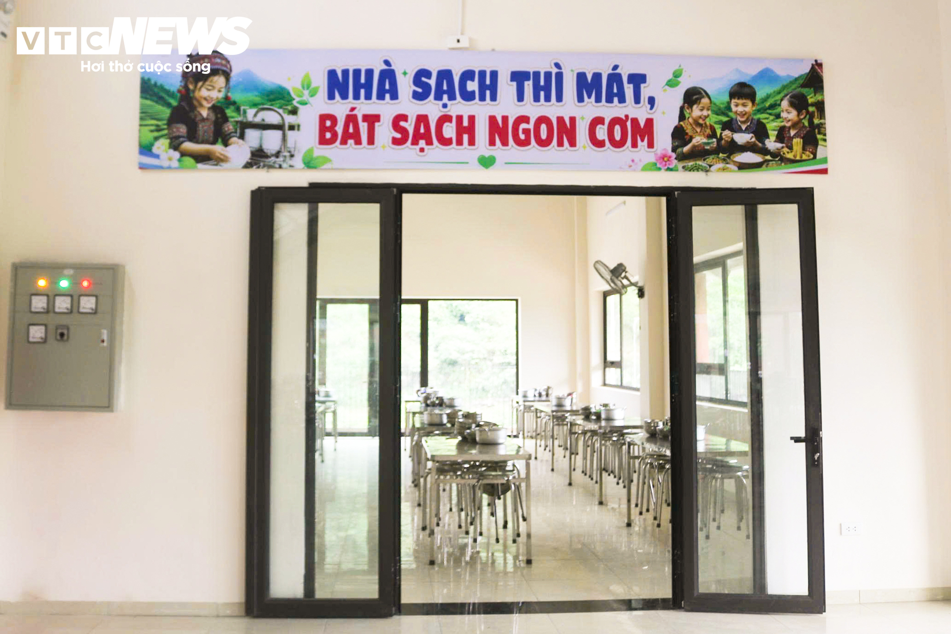 Nhà
trường bố trí nơi ở, nơi ăn uống, sinh hoạt, đồng thời hướng dẫn
học sinh chuẩn bị sách giáo khoa, vở viết và các đồ dùng phục vụ
học tập.