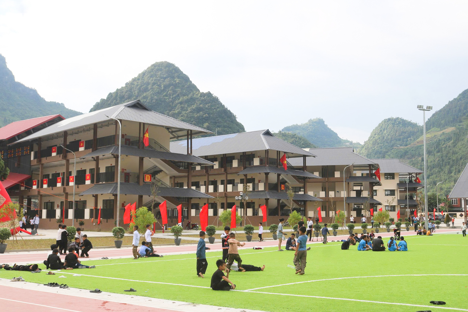 Bên
ngoài, nhiều hạng mục phục vụ sinh hoạt chung của học sinh cũng
được chú trọng đầu tư.