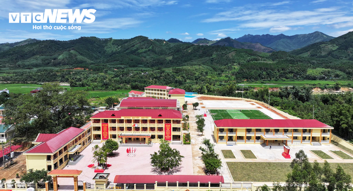 Tại
Quảng Ninh, dịp khai giảng năm nay Trường PTNT THamp;THCS Bình
Liêu, hoàn thành, đón học sinh bước vào năm học 2026-2027. Ngôi
trường mới là công trình chào mừng tỉnh Quảng Ninh trở thành thành
phố, được xây dựng trên diện tích 9,7ha, tổng mức đầu tư 39,5 tỷ
đồng từ nguồn ngân sách địa phương. (Ảnh: La Nhung)