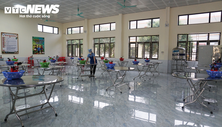 Không chỉ học tập, học sinh nội trú còn ăn, ngủ và sinh hoạt tại
trường. Vì vậy, chăm lo đời sống các em là một phần quan trọng
trong nhiệm vụ của nhà trường. Trong ảnh là khu vực nhà ăn tập thể
tại trường. (Ảnh: Tiến Thắng)
