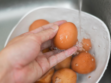 Sức khỏe - Có cần rửa trứng trước khi nấu? Sai lầm nhiều người vẫn làm có thể làm tăng nguy cơ nhiễm khuẩn