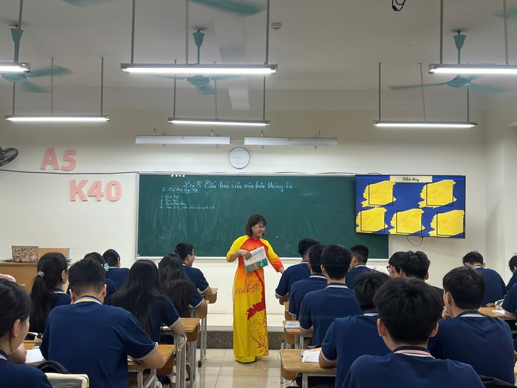 Ước tính của Bộ GDamp;ĐT, sau sắp xếp, tinh gọn mạng lưới cơ sở giáo dục phổ thông, khoảng 32.652 cán bộ quản lý dôi dư sẽ được bố trí chuyển sang làm giáo viên trực tiếp giảng dạy. Ảnh: HB
