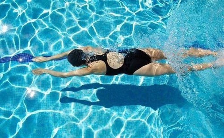 Bơi lội là một hình thức vận động toàn thân, cải thiện tuần hoàn và hỗ trợ kiểm soát huyết áp. Ảnh: TL