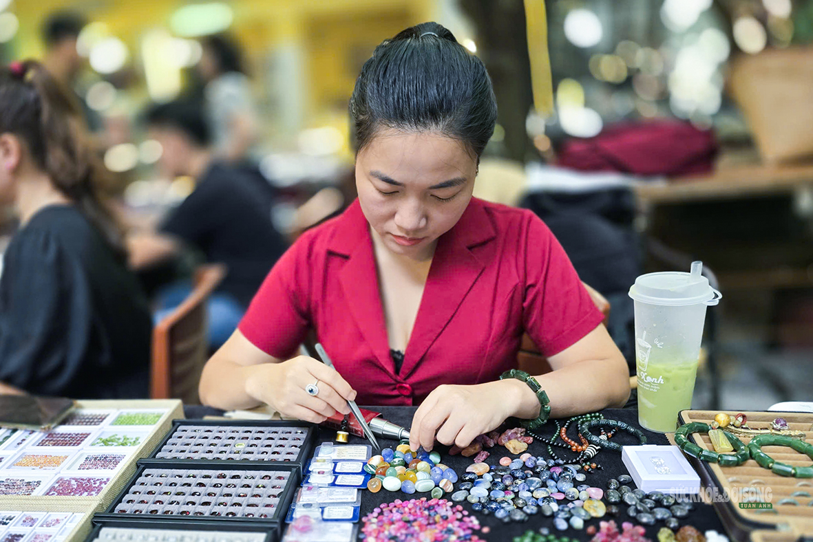 Người bán sắp xếp, phân loại các viên đá tại quầy. Ảnh: T.Anh