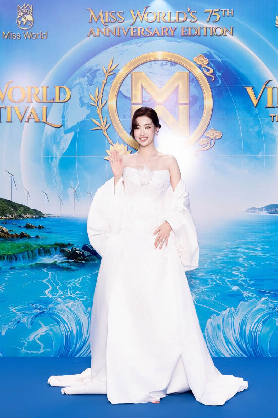 Tối 5/9, Đỗ Mỹ Linh được chú ý khi xuất hiện tại chung kết Miss World 2026 tại Nha Trang. Lần đầu tiên đi thảm đỏ một sự kiện giải trí kể từ khi sinh con thứ hai hồi tháng 4, hoa hậu chọn chiếc váy cúp ngực tôn vẻ gợi cảm, sang trọng của nhà thiết kế Lê Thanh Hòa. Chiếc áo choàng hững hờ cùng chất liệu làm trang phục thêm thướt tha, nổi bật đồng thời giúp người đẹp che khuyết điểm bắp tay chưa thực sự mảnh mai như thời còn son.