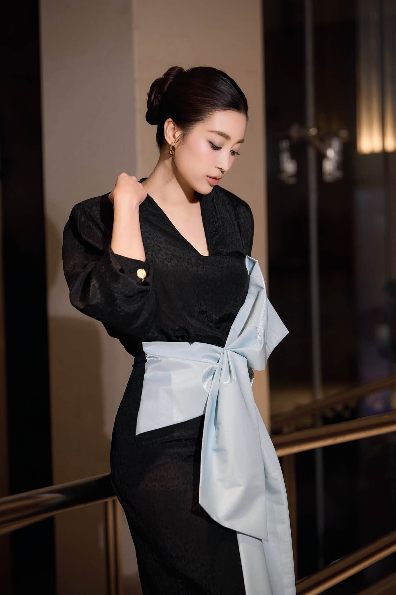 Tại một sự kiện cuối tháng 8, cô chọn phong cách sang trọng với đầm đen dáng dài kín đáo và kiểu tóc búi gọn gàng.