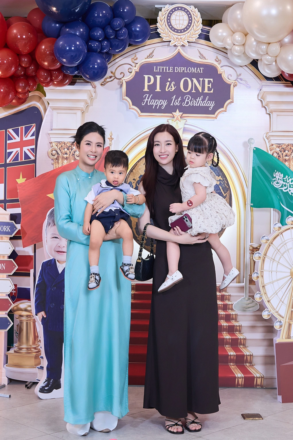 Ở đời thường, Đỗ Mỹ Linh ưu tiên trang phục tối giản, không quá gợi cảm cùng kiểu trang điểm nhẹ nhàng tự nhiên. Khi đưa con gái Titi đi tiệc sinh nhật của con trai Ngọc Hân hồi cuối tháng 8, cô được khen xinh đẹp trong chiếc đầm liền màu tối phối cùng dép cao gót và túi xách hàng hiệu.