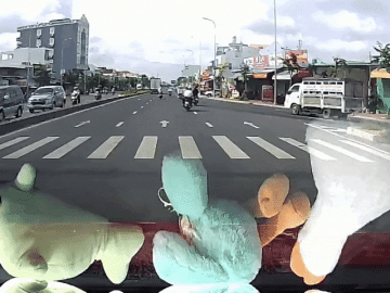 Clip: Xe tải nhập làn ẩu, quệt ngã xe máy