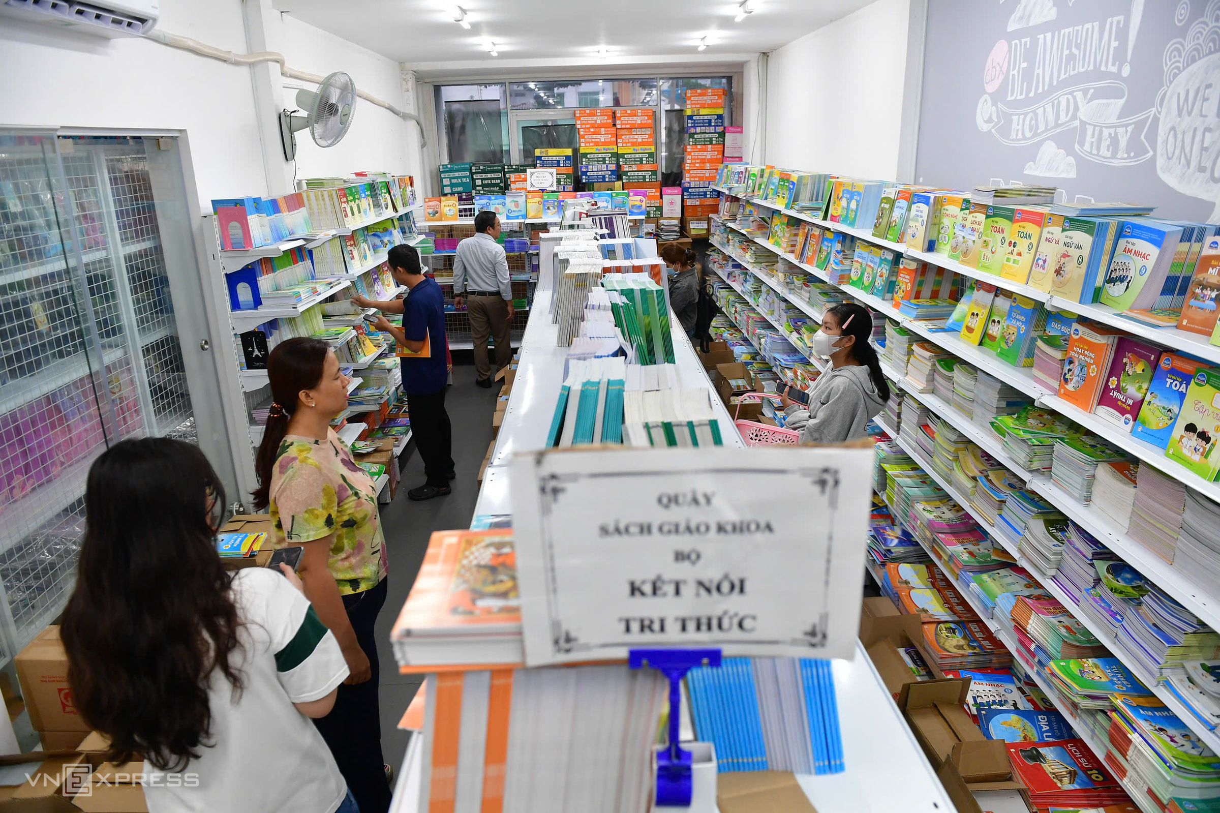 Phụ huynh, học sinh tìm mua sách giáo khoa tại Nhà sách Nguyễn Văn Cừ, TP HCM, chiều 19/8. Ảnh: Thanh Tùng