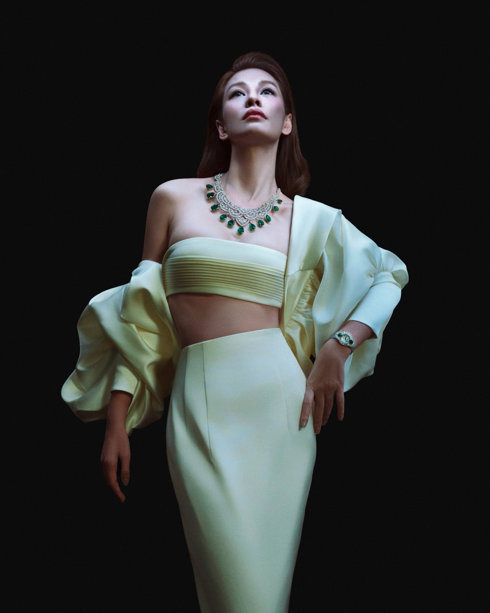 Bùi Lan Hương từng gây chú ý qua album Thiên thần sa ngã với 12 ca khúc mang phong cách dream pop năm 2018, giành giải Cống Hiến ở hạng mục Nghệ sĩ mới của năm.