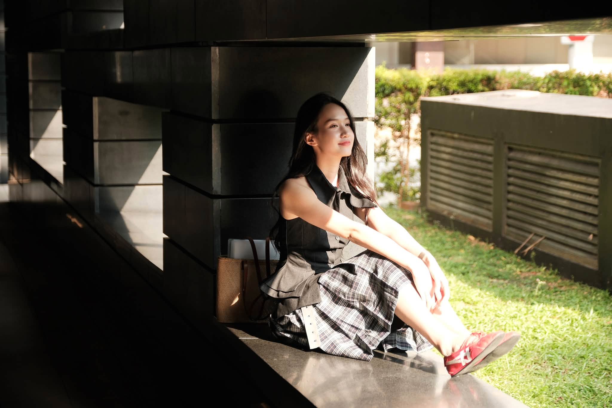 Phan Anh Thư cho biết cô vừa hoàn thành chương trình tu nghiệp hai tháng tại Singapore. Với họa sĩ, chuyến đi có nhiều ý nghĩa khi mang đến kiến thức, cảm hứng, những người bạn và cả câu hỏi mới cho hành trình theo đuổi nghệ thuật.