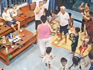 Clip gia đình 4 thế hệ cùng “quẩy” sau bữa cơm khiến dân mạng thích thú