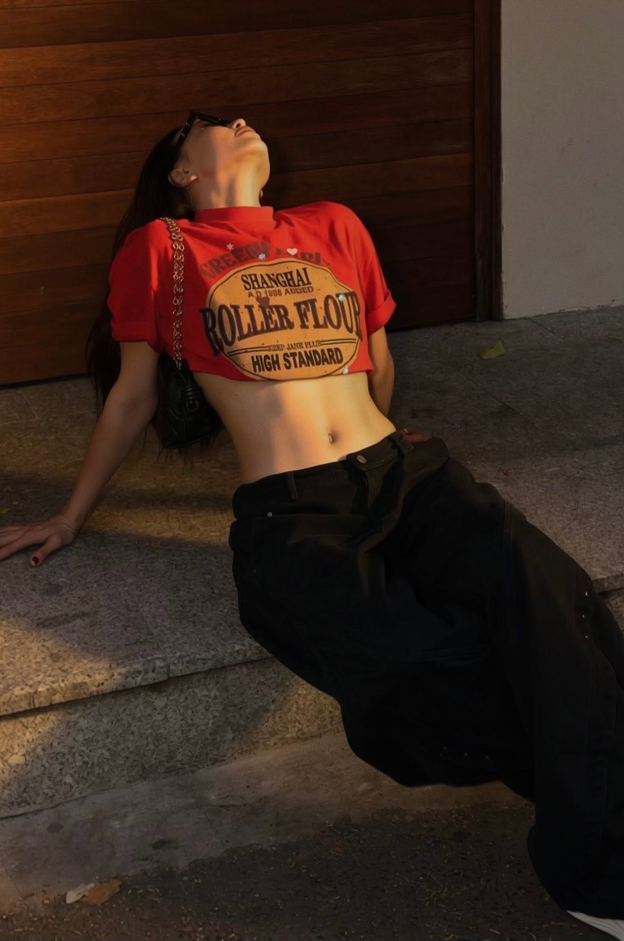 Trà Ngọc Hằng tự tin khoe eo săn chắc với áo crop top.