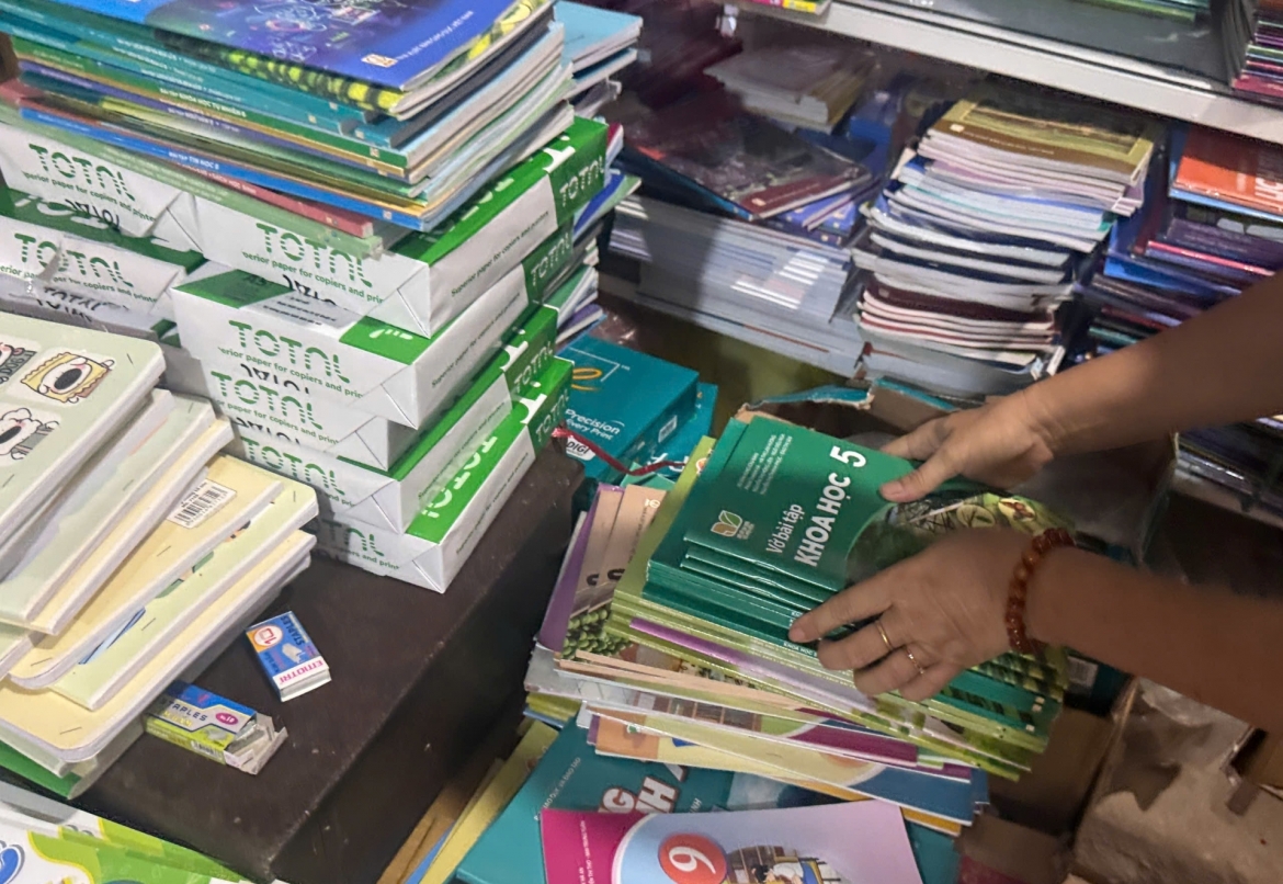 Nhiều đầu sách giáo khoa còn thiếu nên chưa đáp ứng được nhu cầu học tập của học sinh