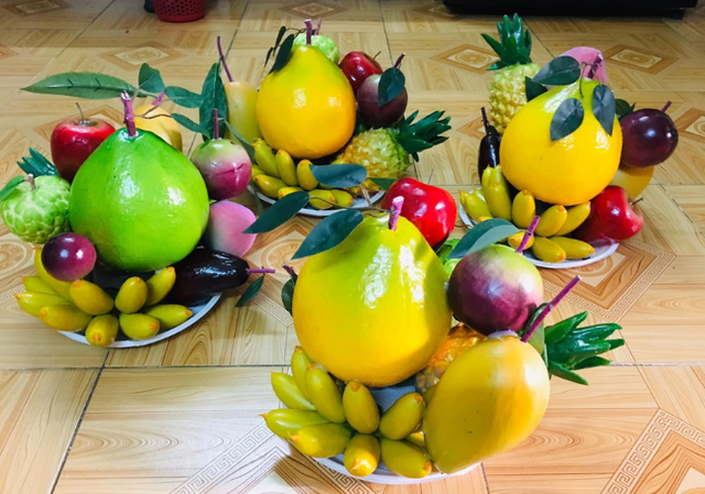 Dùng hoa quả giả trưng cúng Phật tuy đó là hình thức lễ nghi bề ngoài, nhưng chúng ta cũng phải giữ gìn cho trang nghiêm tinh khiết.