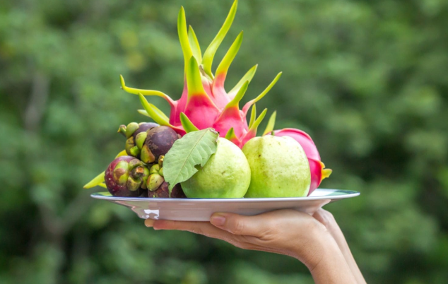 Khu vực thờ cúng là khu vực thiêng liêng nên luôn phải giữ không gian thoáng đãng và sạch sẽ, bạn không nên lựa chọn những loại quả có mùi nồng nặc.