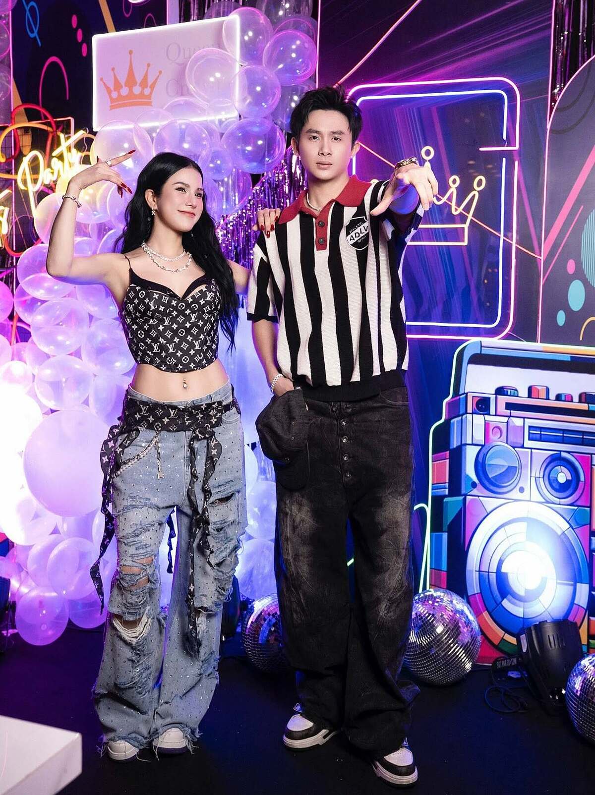 Xuất hiện tại một sự kiện ở TP HCM năm ngoái, Diệp Lâm Anh phối áo crop top cùng quần jeans và giày thể thao, trong khi Phạm Kiên chọn áo thun kẻ sọc có tông màu ăn nhập với bạn gái.