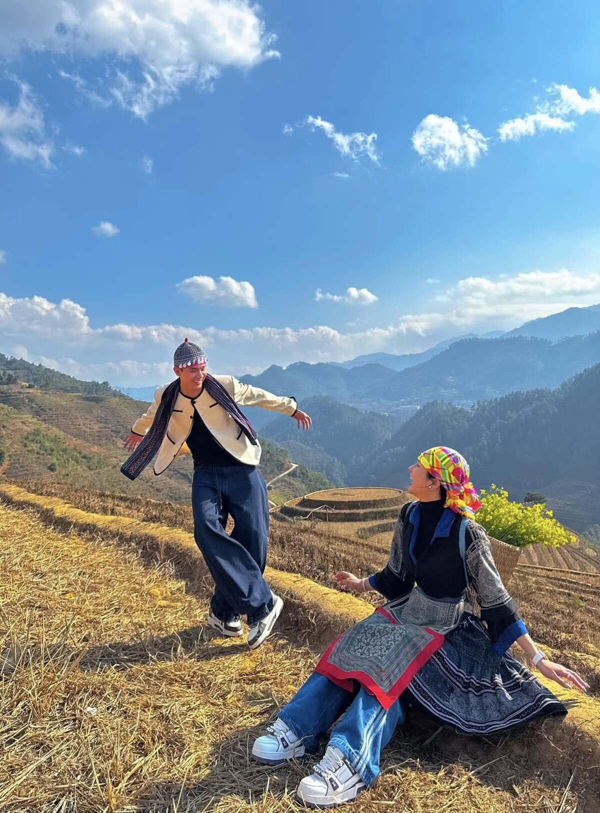 Đầu năm ngoái, Diệp Lâm Anh về quê Phạm Kiên ở Yên Bái (nay là Lào Cai). Họ diện trang phục của dân tộc thiểu số địa phương.