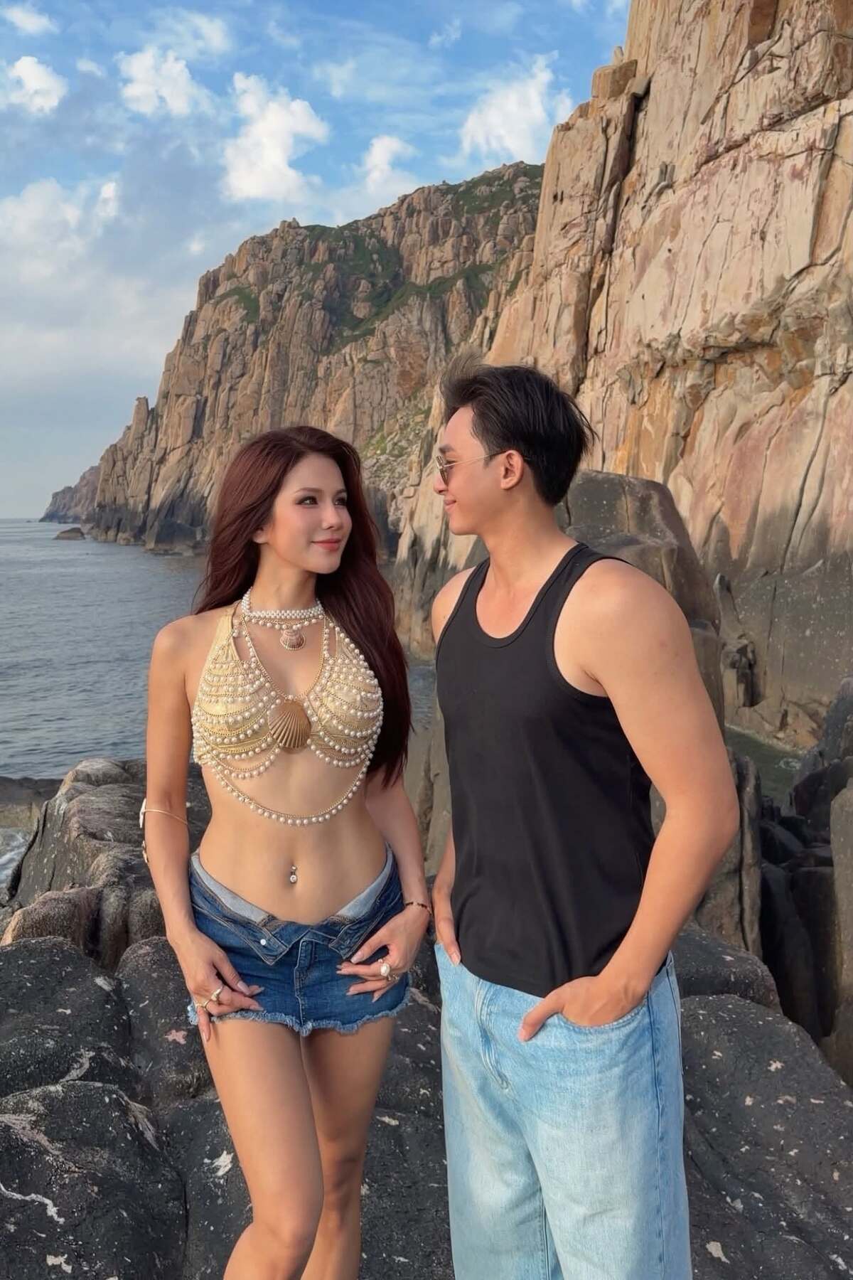 Phạm Kiên sắm nhiều mẫu tank top đơn sắc để kết hợp với quần jeans.