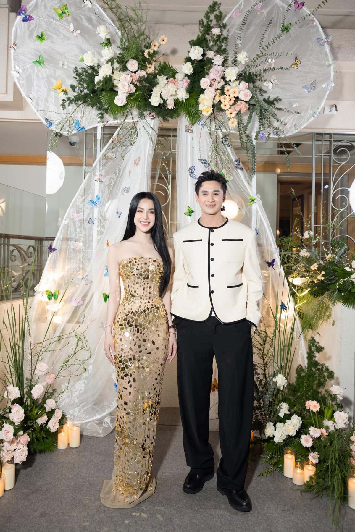 Khi cùng tham dự những buổi tiệc của bạn bè, cả hai ưu tiên phong cách thanh lịch.