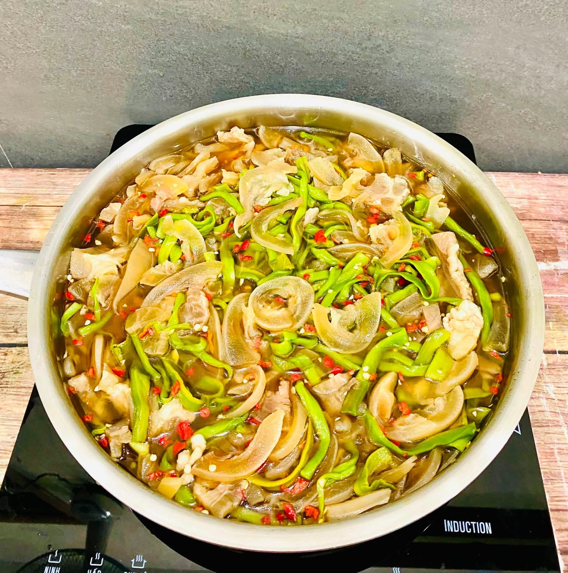 Loại rau này được miêu tả với hình dạng khô như rơm, màu xanh nhợt.