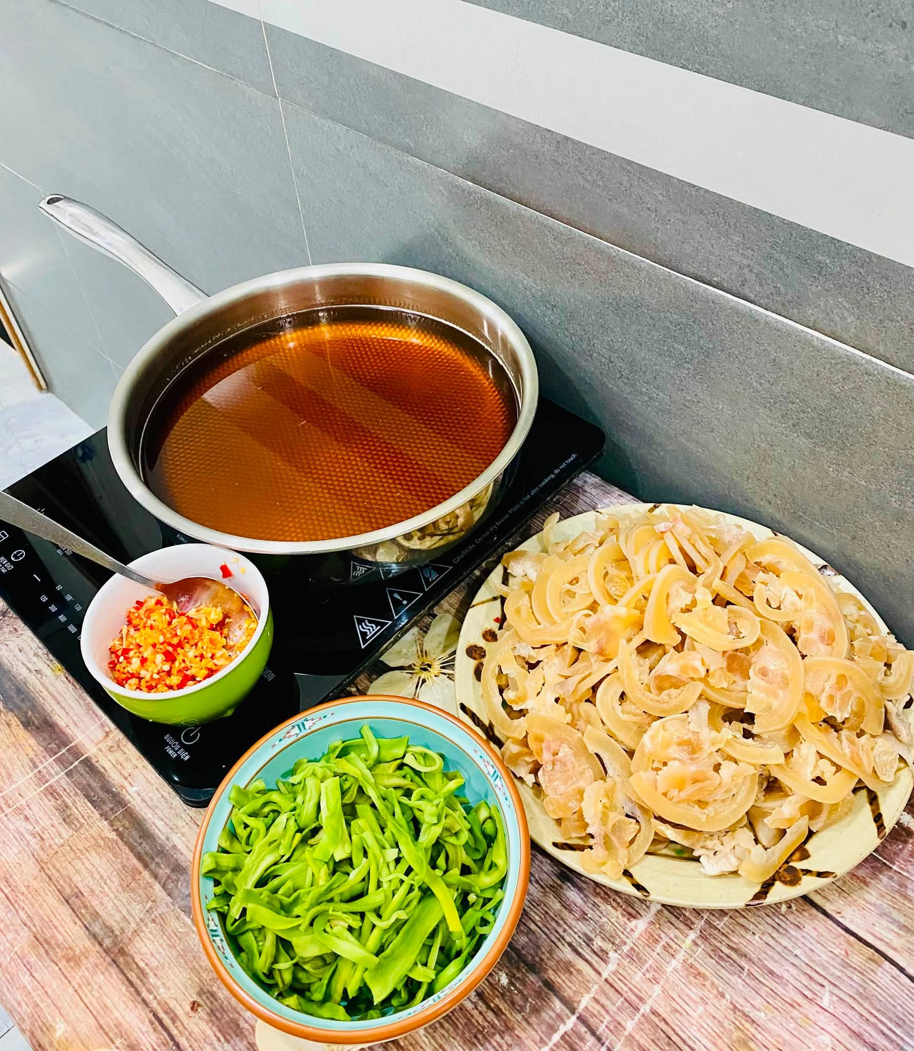 Loại rau khô như rơm, giá nửa triệu đồng 1 kg, ngâm gân bò thành món đặc sản bổ dưỡng, ăn hoài không ngán - 2