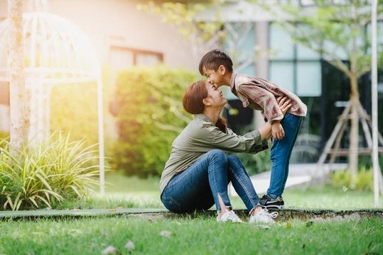 10 điều cha mẹ của những đứa trẻ kiên cường, mạnh mẽ luôn làm khiến con dễ chạm đến thành công - 1