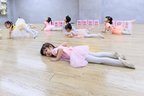 Lisa - con gái Khánh Thi 3 tuổi đã học ballet - 4