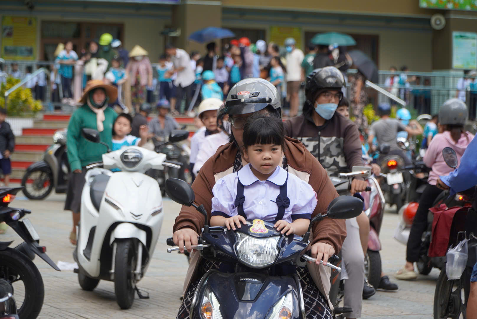 Phụ huynh đón con về giữa trưa 8/9 vì trường Tiểu học Nguyễn Văn Trỗi, TP HCM chưa tổ chức bán trú. Ảnh: Phúc Thanh