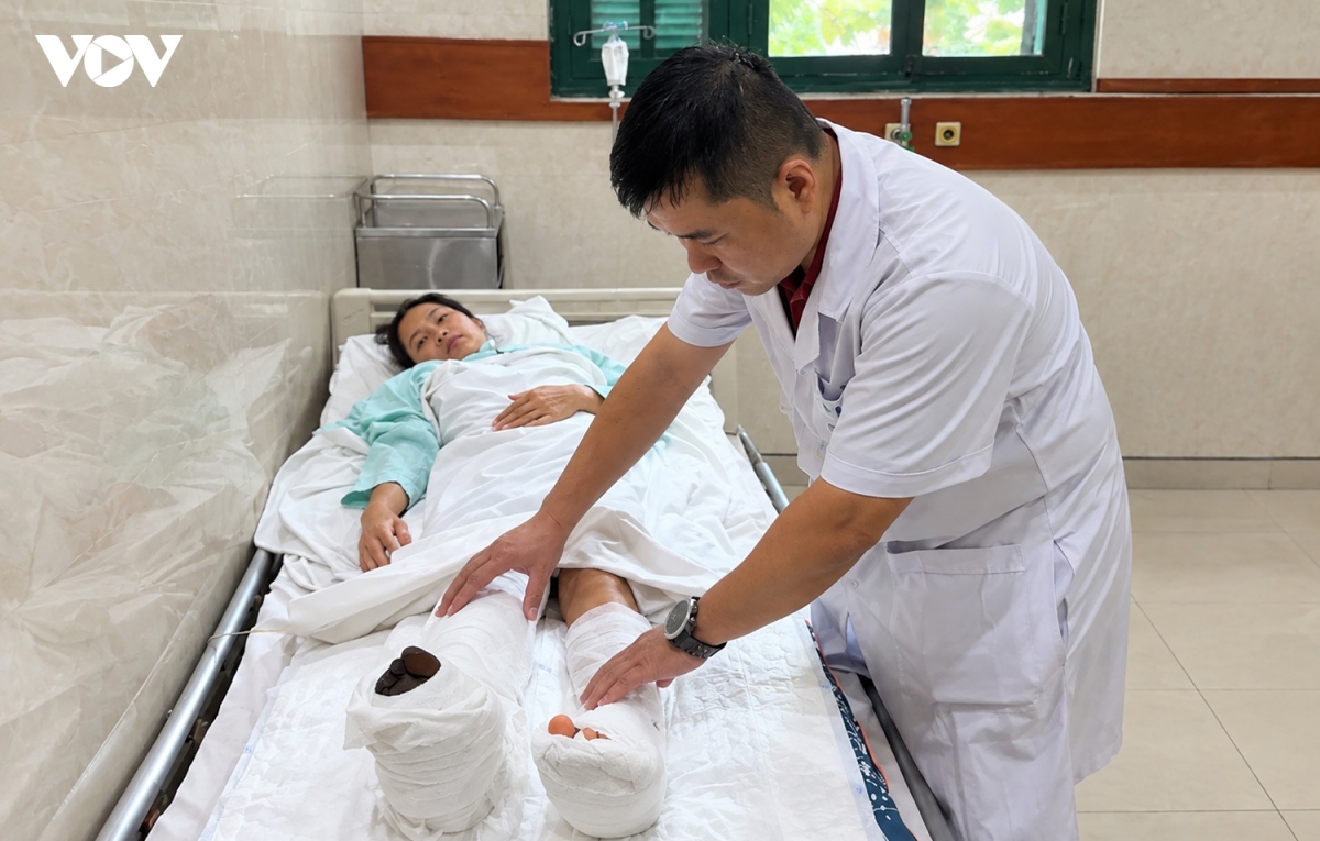 BSCKII Nguyễn Mạnh Tiến - Khoa Phẫu thuật Chi dưới cho biết chân phải chị Hiền đang bị hoại tử