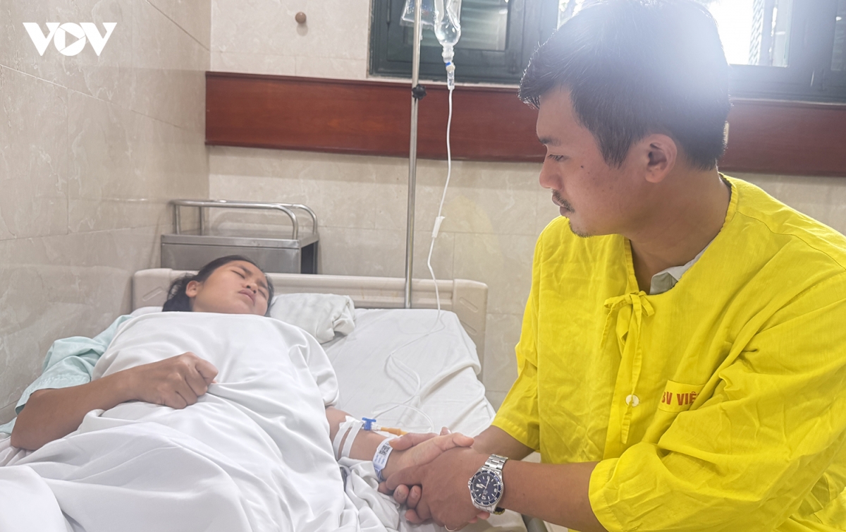 Anh trai Hoàng Sỹ Chiến túc trực chăm sóc chị Hoàng Thị Hiền 
