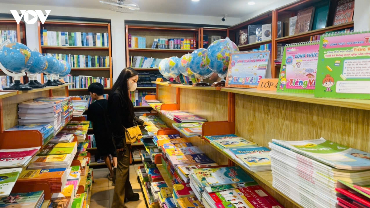 Ngày 8/9, tại Nhà sách Trí Tuệ (Giảng Võ, Hà Nội), nhiều phụ huynh vẫn phải tìm, gom từng cuốn SGK cho con dù năm học mới đã bắt đầu.