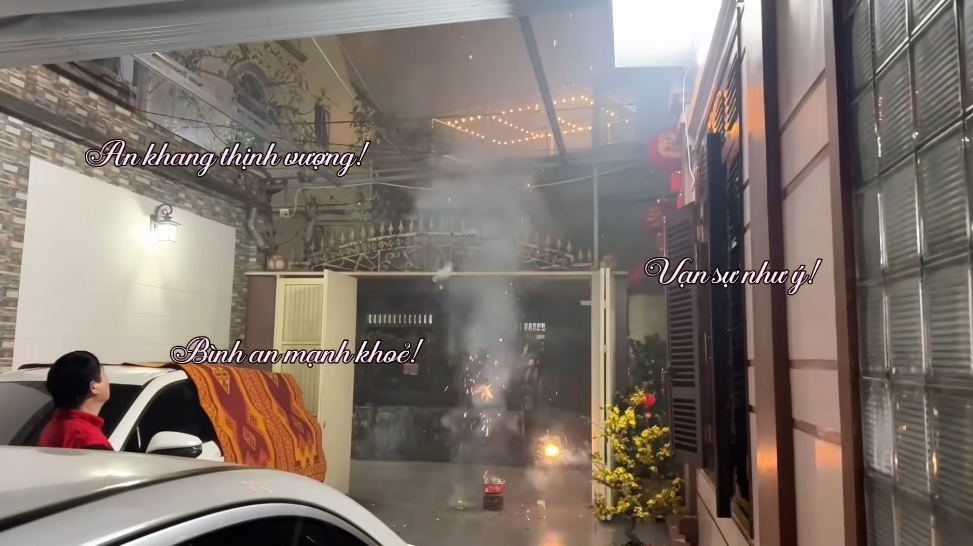 Khoảng sân trước nhà cũng là nơi gia đình có thể cùng nhau sinh hoạt, quây quần mỗi khi đông đủ vào dịp lễ, Tết. Trong những vlog về quê, đây thường là một trong những không gian tạo cảm giác gần gũi nhất khi Khánh Vy trở về nhà.