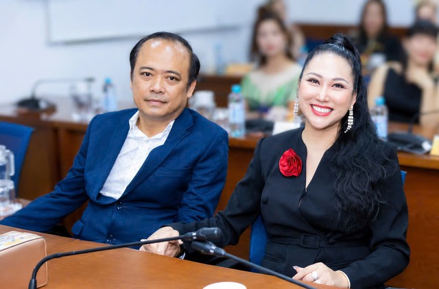 Sau những đổ vỡ, Phi Thanh Vân hạnh phúc nắm tay nửa kia - doanh nhân Trần Chí Phú. Cô cho biết nửa kia là người luôn lắng nghe, thấu hiểu và đồng hành với cô trong cuộc sống và sự nghiệp.