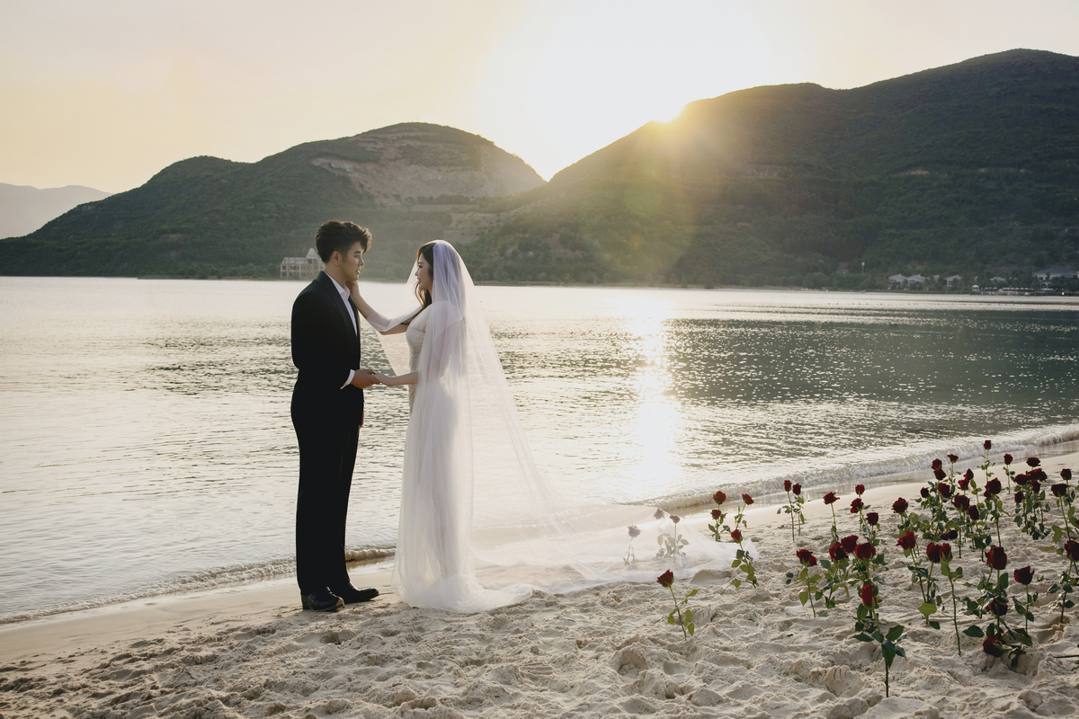 Bộ ảnh cưới của Akira Phan và Trúc Phương được thực hiện tại một resort ở Hòn Tre. Ê-kíp chủ đích không dàn dựng cầu kỳ. Không gian được giữ nguyên vẹn sự riêng tư, để những khoảnh khắc thật giữa cô dâu và chú rể tự nói lên câu chuyện.