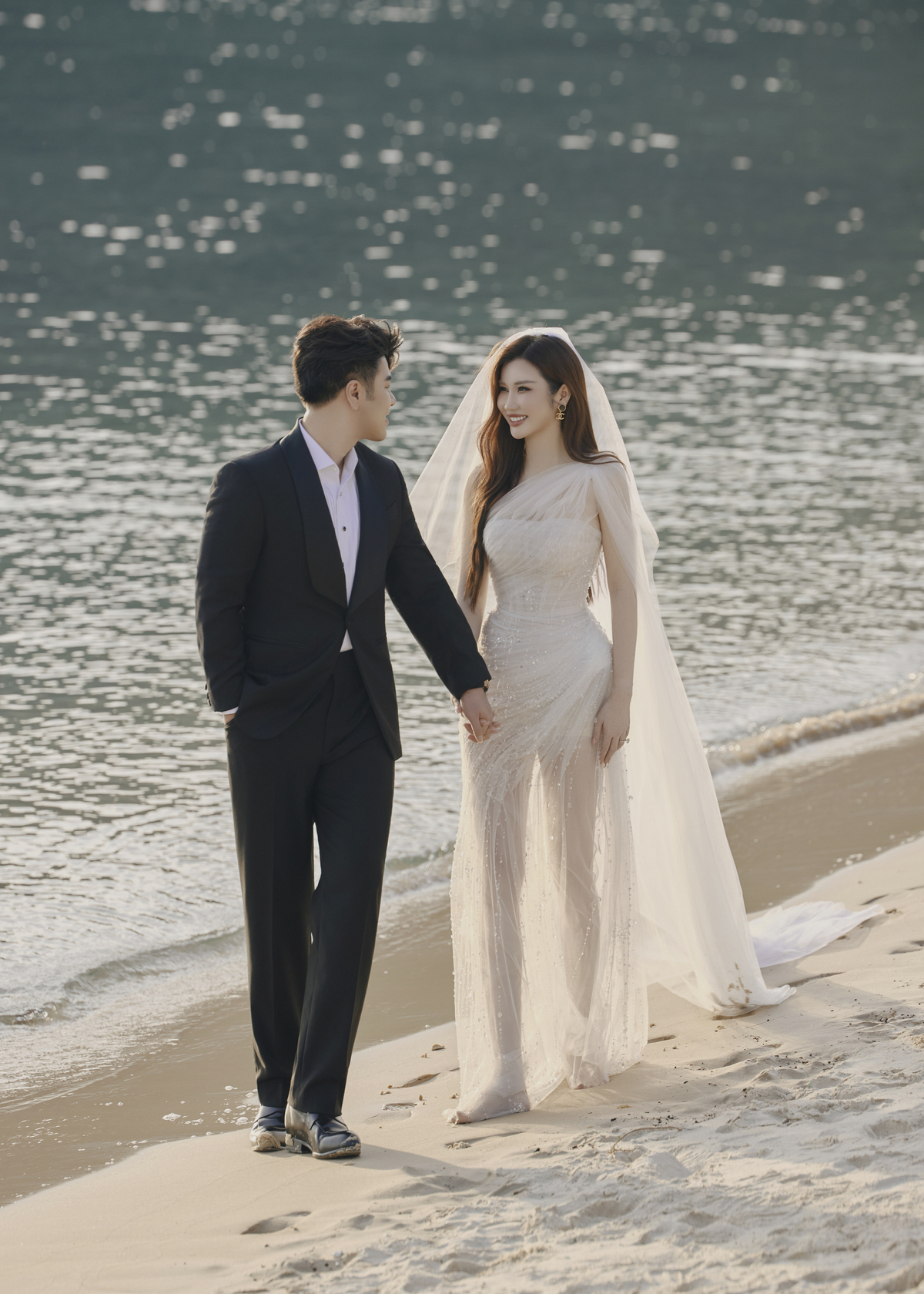 Akira Phan chia sẻ: Sau tất cả những ồn ào của cuộc sống, điều đẹp nhất của tình yêu trưởng thành có lẽ là tìm được một người khiến mình muốn bình yên ở bên cạnh.