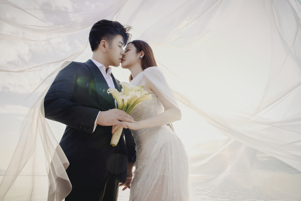 Vợ chồng Akira Phan trao nhau nụ hôn tình tứ trên biển.