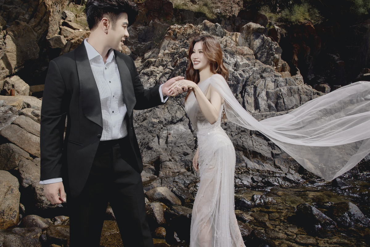 Akira Phan chọn tuxedo toát lên vẻ lịch lãm bên vợ.