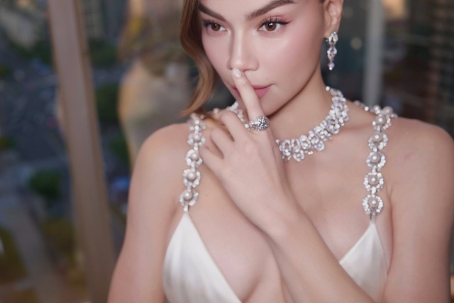 Tại sự kiện này, Hồ Ngọc Hà tiếp tục cho thấy sự đồng điệu với phong cách thời trang cao cấp khi lựa chọn bộ trang sức BVLGARI nổi bật trên nền trang phục trắng. Theo thông tin được các chuyên trang thời trang, trang sức đăng tải, bộ trang sức mà nữ ca sĩ đeo có tổng giá trị khoảng 42 tỷ đồng.