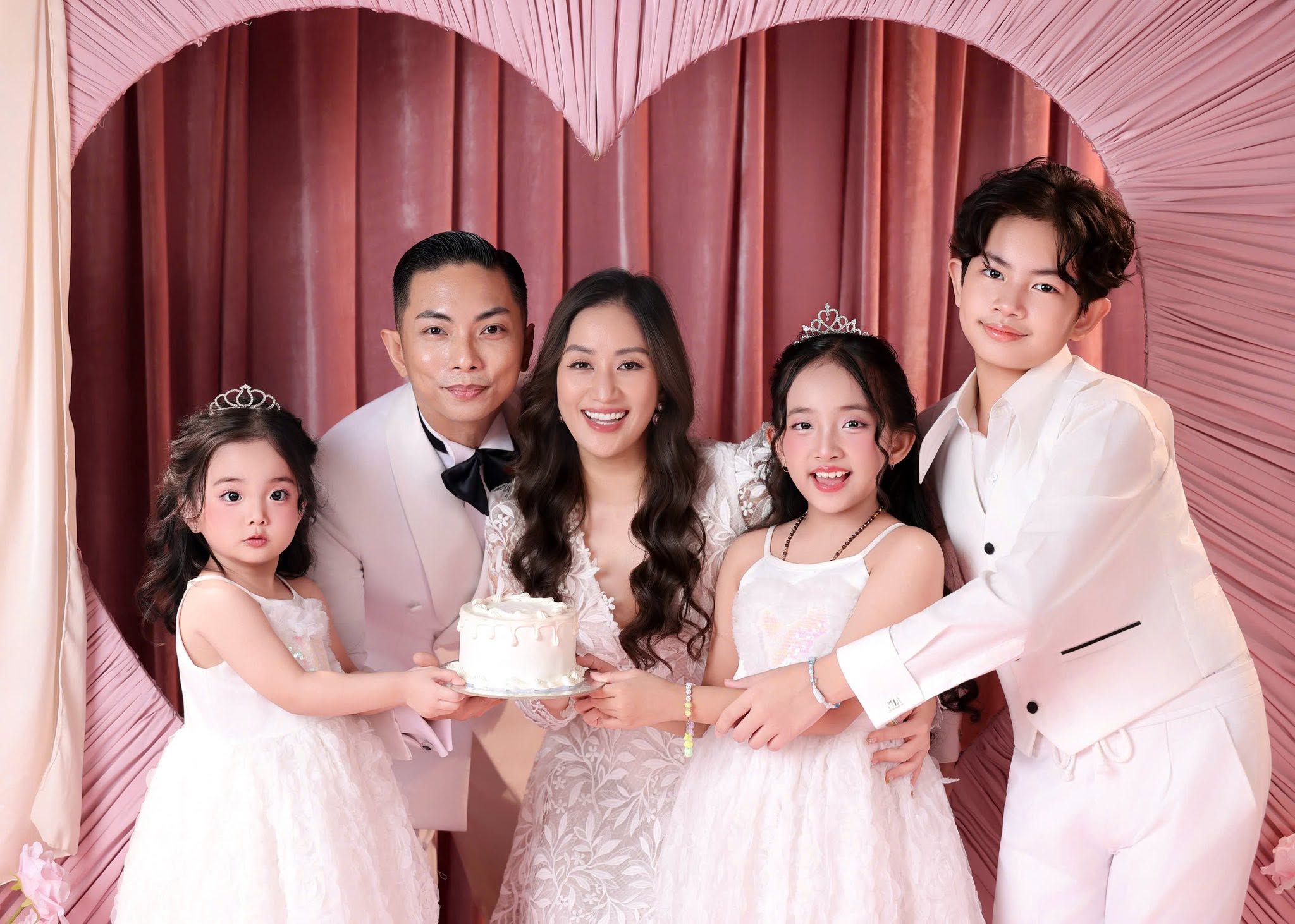 Dịp này, gia đình Khánh Thi - Phan Hiển cũng thực hiện bộ ảnh đông đủ thành viên. Cặp đôi vàng của làng dancesport cùng ba con diện trang phục màu trắng ton sur ton. Nhiều khán giả nhận xét nhà Khánh Thi đẹp đều, các con đều là phiên bản nâng cấp của bố mẹ về ngoại hình.