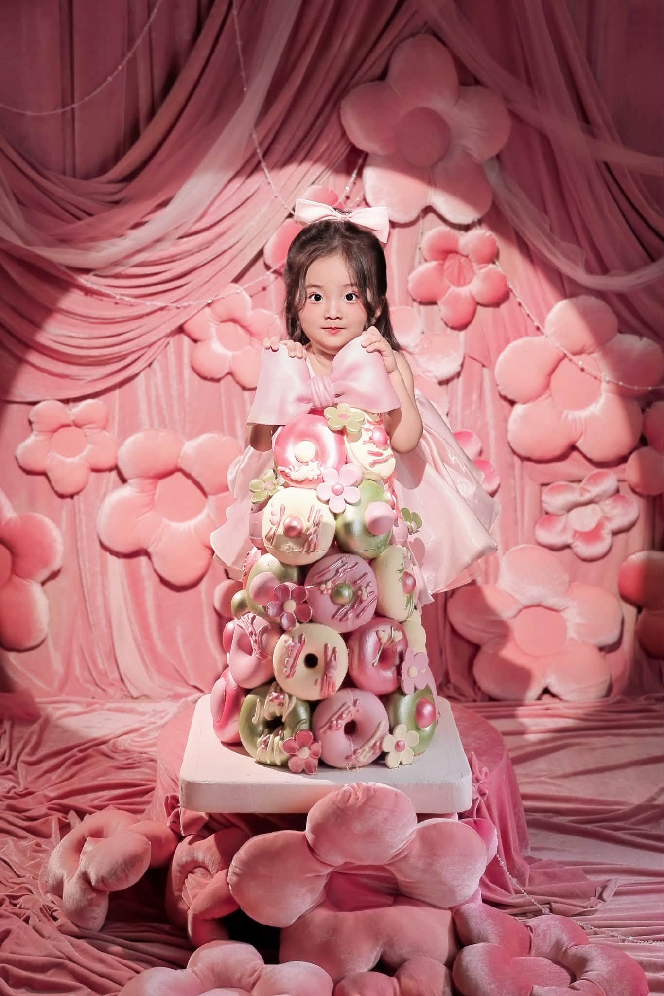 Lisa là trái ngọt thứ ba trong cuộc hôn nhân của Khánh Thi và Phan Hiển. Bé tên thật Thùy Linh, được đặt biệt danh ở nhà là Lisa theo tên thần tượng của anh trai Kubi và chị gái Anna.