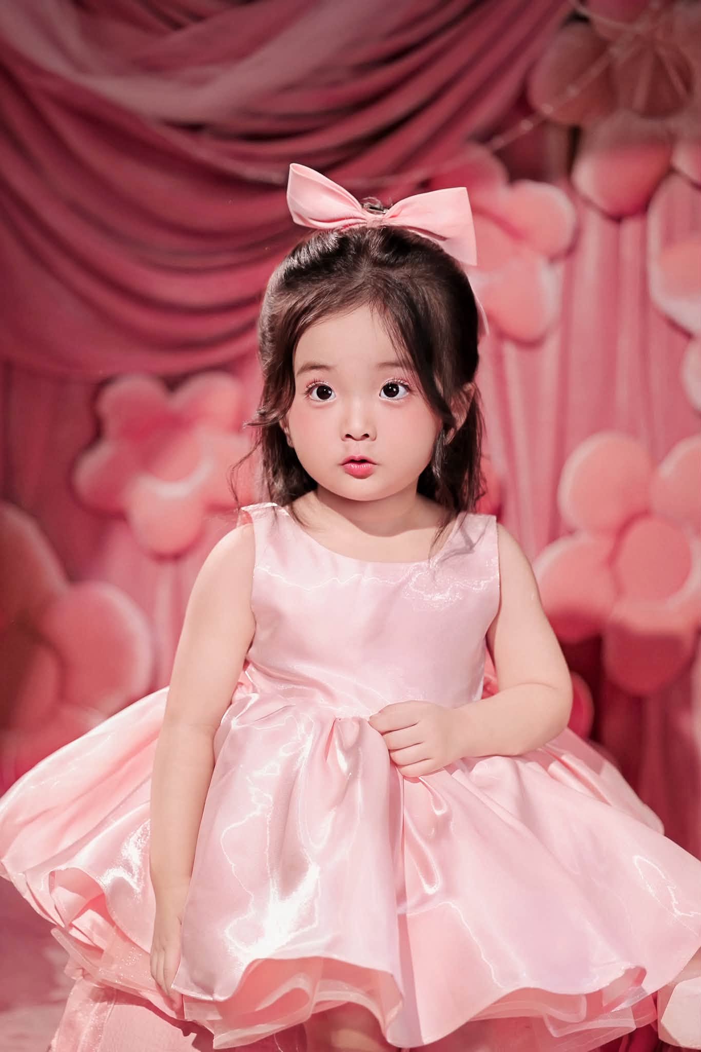 Lisa được bố mẹ đặt cho biệt danh bánh bao vì vẻ ngoài mũm mĩm, gương mặt phúng phính. Trên fanpage của gia đình cặp kiện tướng dancesport, Lisa được hàng trăm người khen xinh xắn, dễ thương, trông như búp bê.