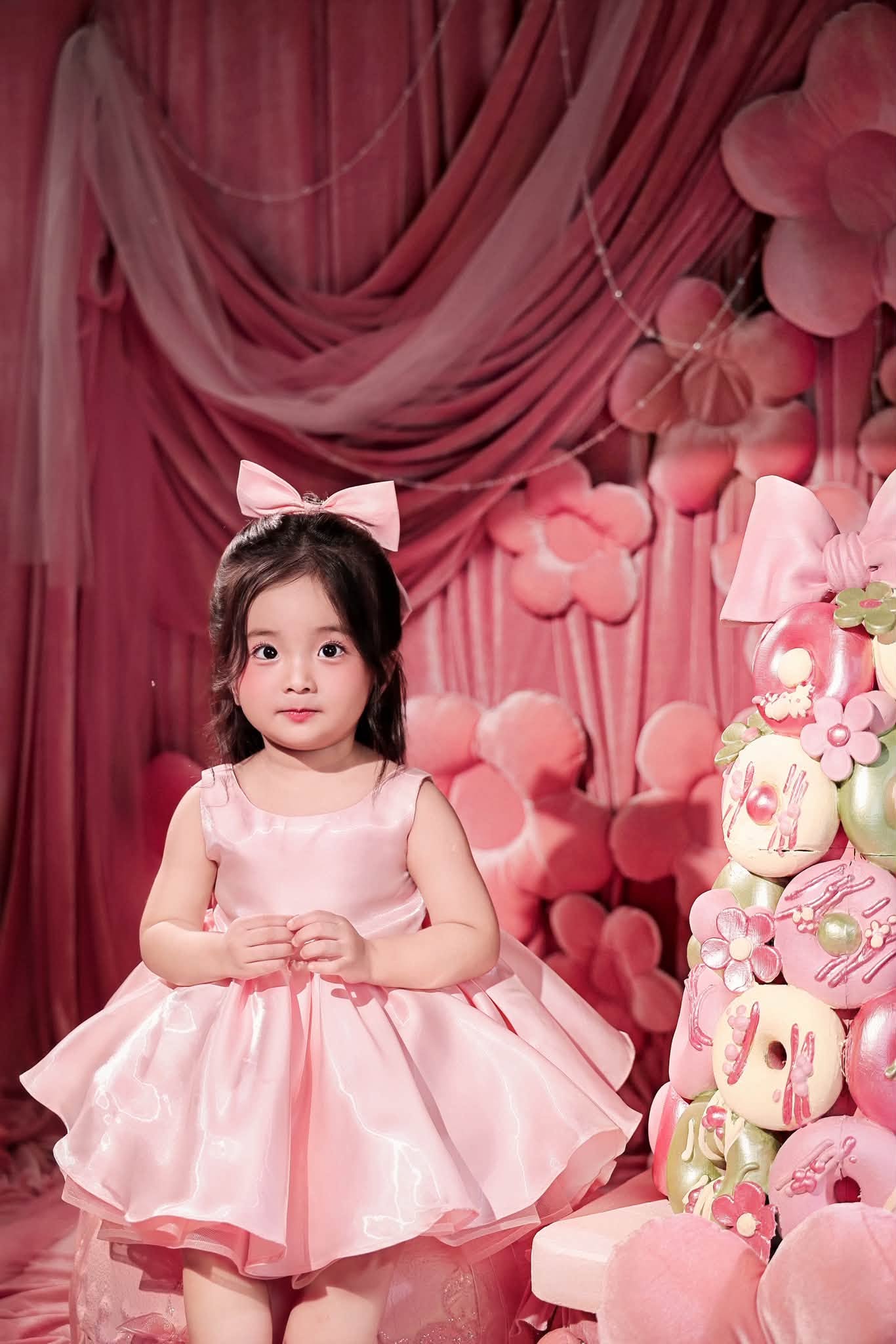 Khánh Thi gọi con gái út là cô bé lí lắc, hay cười và siêu quậy của cả nhà. Từ khi chào đời, Lisa trở thành nhân vật quyền lực khi luôn được anh trai và chị gái nhường nhịn.