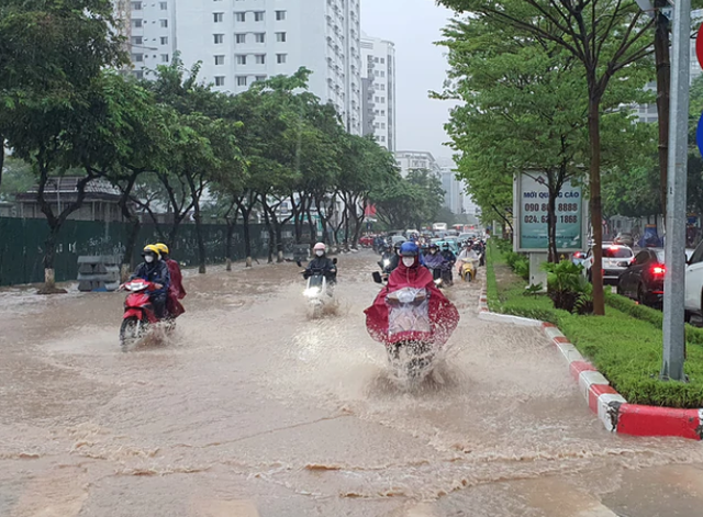 Do ảnh hưởng không khí lạnh, Hà Nội có mưa lớn nhiều nơi. Ảnh: T.H