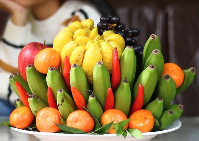 Sắp đĩa hoa quả lên ban thờ sạch sẽ, một bình hoa tươi, một chén nước trong và con cháu chú bái trước ban thờ bái gia tiên với tâm thế thành kính đã mở đầu cho tháng mới bình an. Ảnh internet