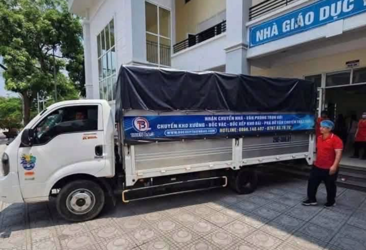 Xe tải vận chuyển cơm còn chưa được làm sạch đến trường khiến phụ huynh bức xúc.